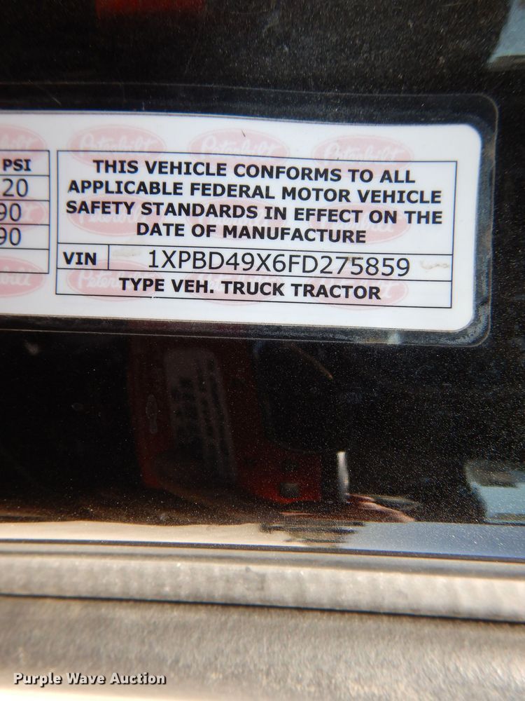 image for item DL2762 2015 Peterbilt 579  semi truck