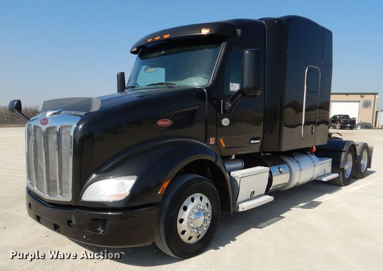 image for item DL2763 2015 Peterbilt 579  semi truck