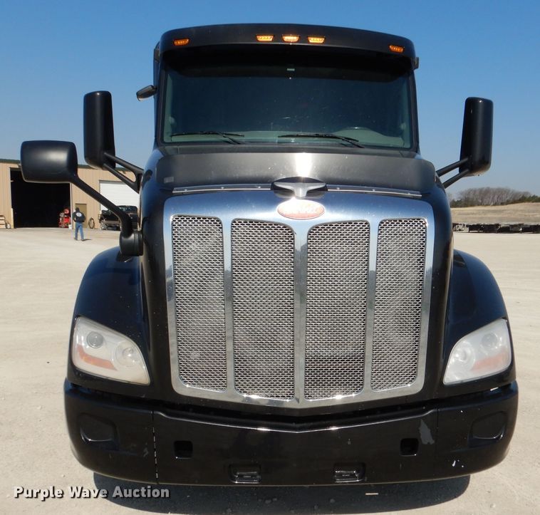 image for item DL2763 2015 Peterbilt 579  semi truck