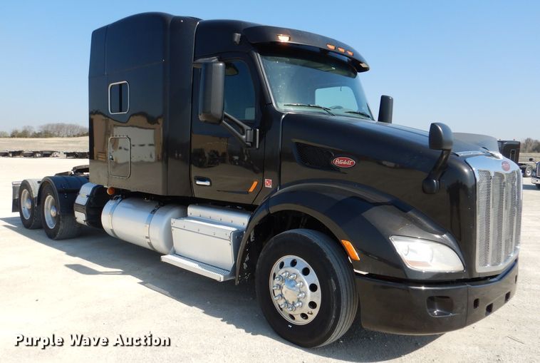 image for item DL2763 2015 Peterbilt 579  semi truck