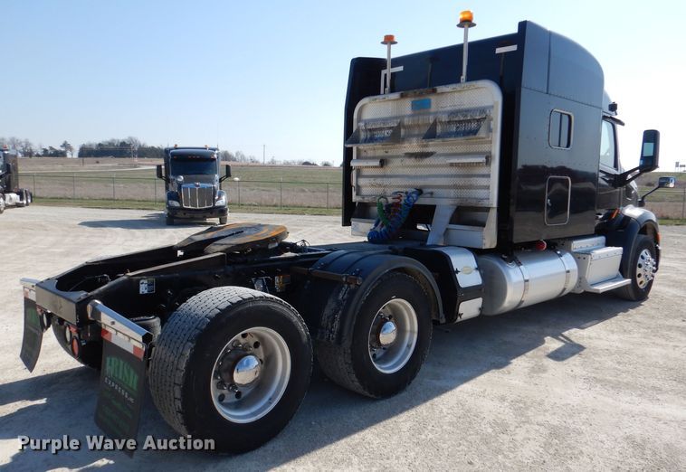 image for item DL2763 2015 Peterbilt 579  semi truck
