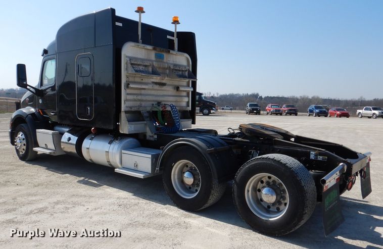 image for item DL2763 2015 Peterbilt 579  semi truck