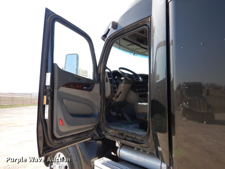 image for item DL2763 2015 Peterbilt 579  semi truck