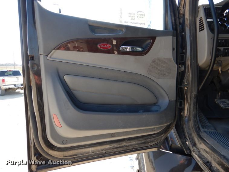 image for item DL2763 2015 Peterbilt 579  semi truck