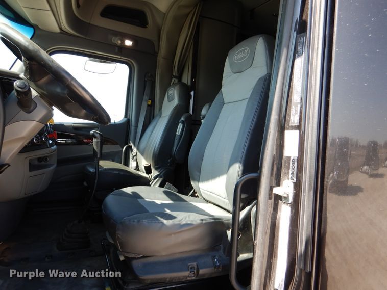 image for item DL2763 2015 Peterbilt 579  semi truck