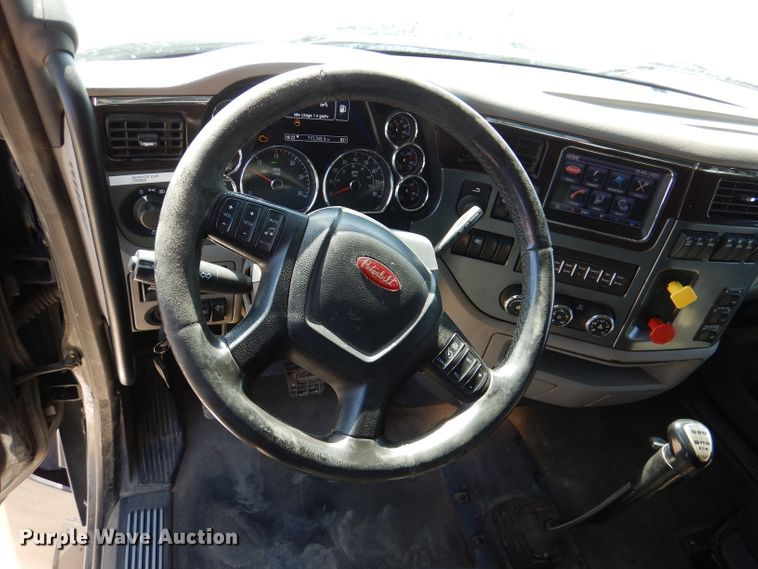 image for item DL2763 2015 Peterbilt 579  semi truck