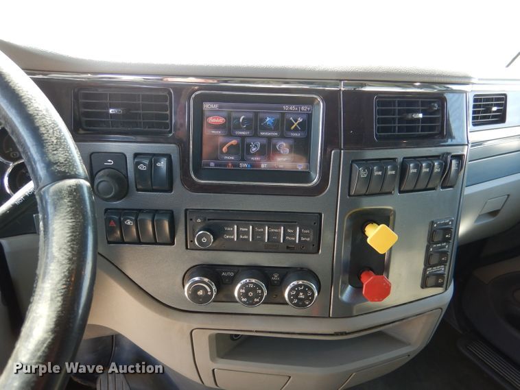 image for item DL2763 2015 Peterbilt 579  semi truck