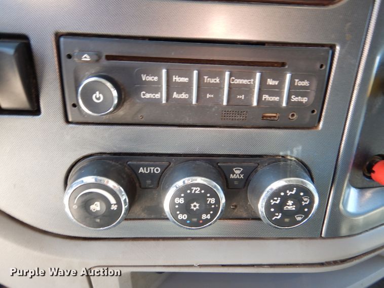 image for item DL2763 2015 Peterbilt 579  semi truck