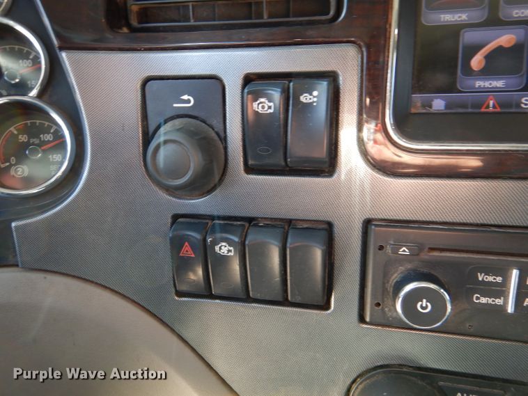 image for item DL2763 2015 Peterbilt 579  semi truck