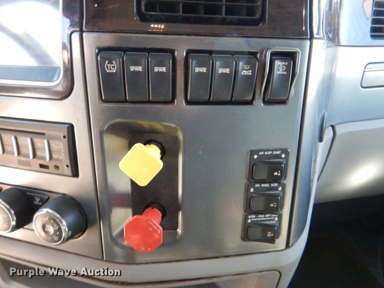 image for item DL2763 2015 Peterbilt 579  semi truck