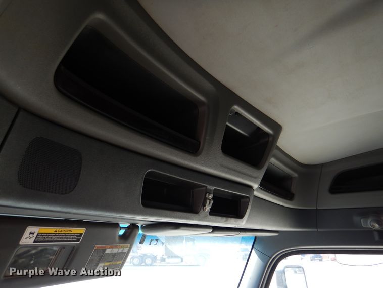 image for item DL2763 2015 Peterbilt 579  semi truck