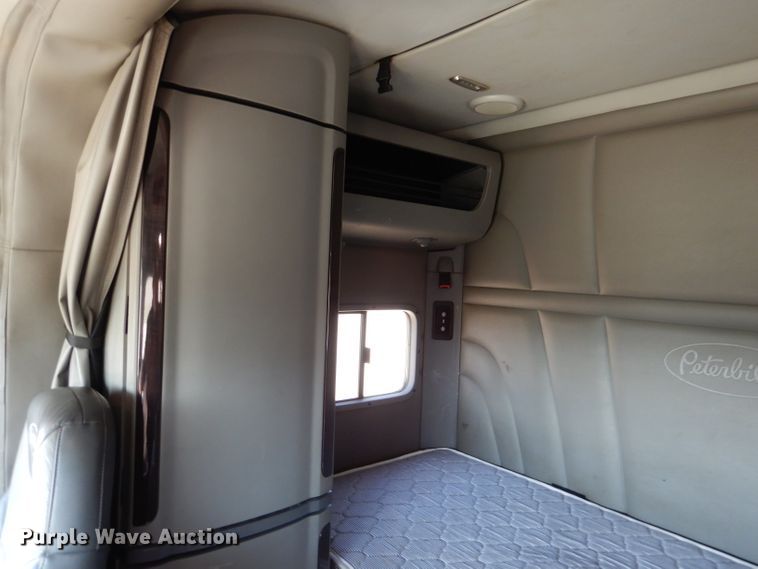 image for item DL2763 2015 Peterbilt 579  semi truck