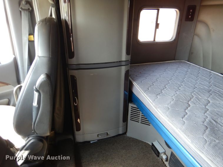 image for item DL2763 2015 Peterbilt 579  semi truck