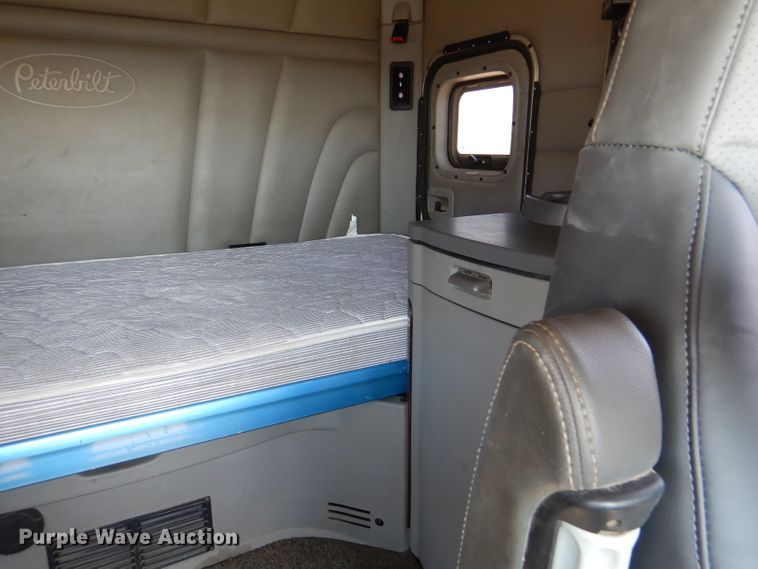 image for item DL2763 2015 Peterbilt 579  semi truck