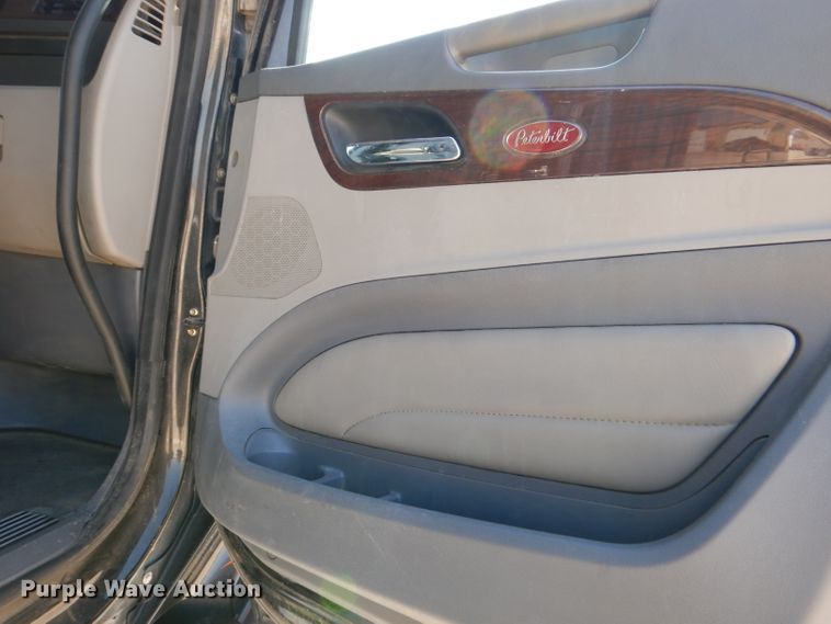 image for item DL2763 2015 Peterbilt 579  semi truck