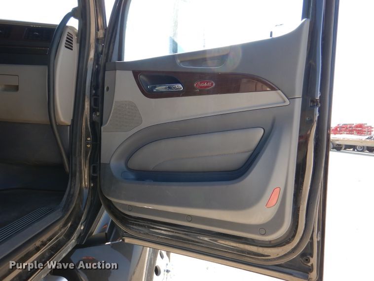 image for item DL2763 2015 Peterbilt 579  semi truck