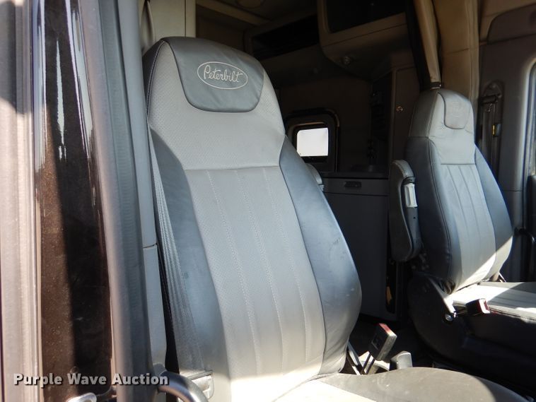 image for item DL2763 2015 Peterbilt 579  semi truck