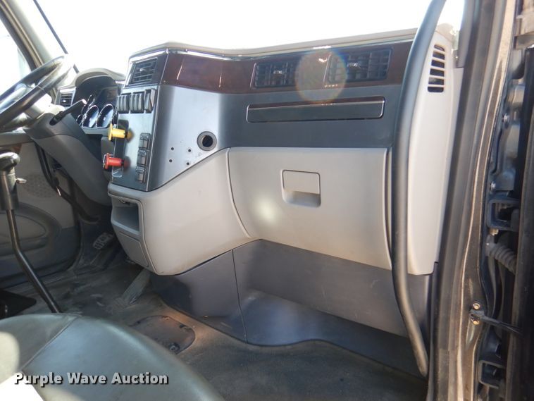 image for item DL2763 2015 Peterbilt 579  semi truck