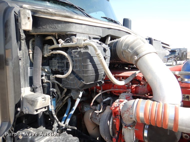 image for item DL2763 2015 Peterbilt 579  semi truck