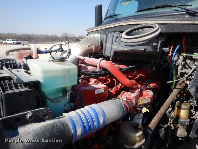 image for item DL2763 2015 Peterbilt 579  semi truck