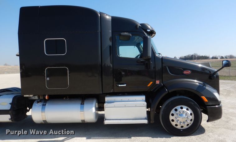 image for item DL2763 2015 Peterbilt 579  semi truck
