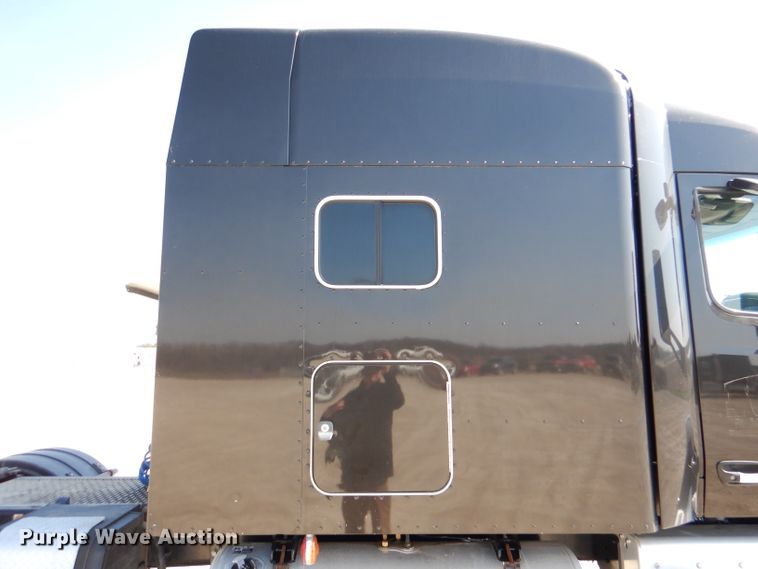 image for item DL2763 2015 Peterbilt 579  semi truck