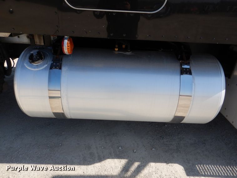 image for item DL2763 2015 Peterbilt 579  semi truck