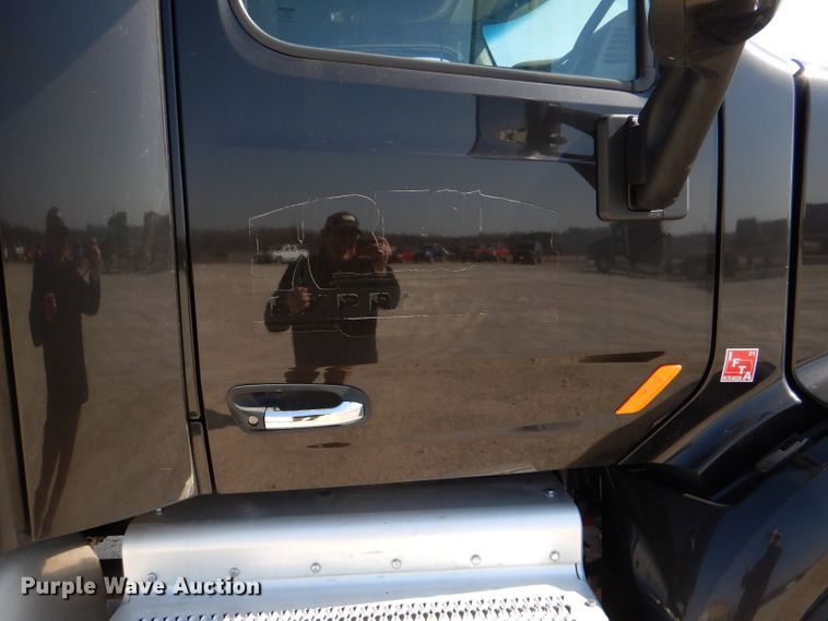 image for item DL2763 2015 Peterbilt 579  semi truck