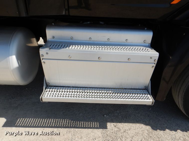 image for item DL2763 2015 Peterbilt 579  semi truck