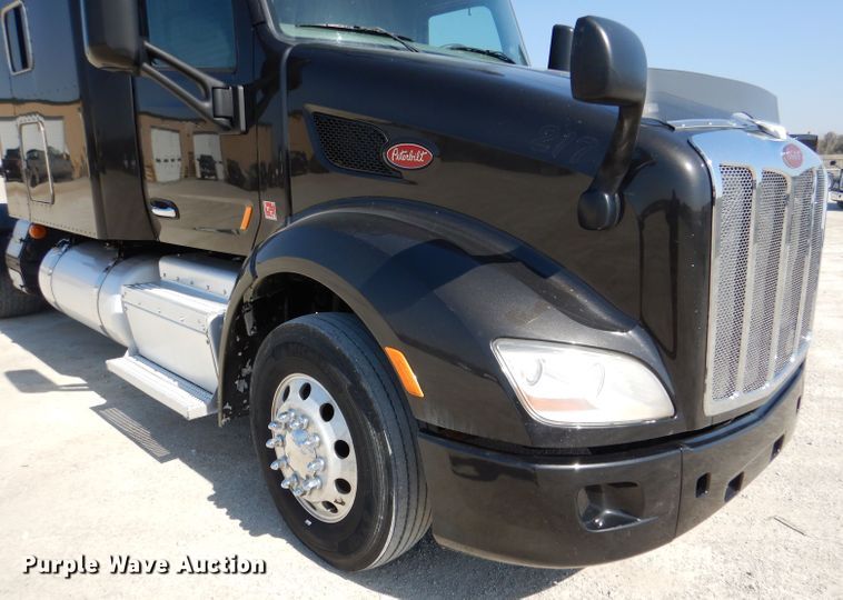 image for item DL2763 2015 Peterbilt 579  semi truck