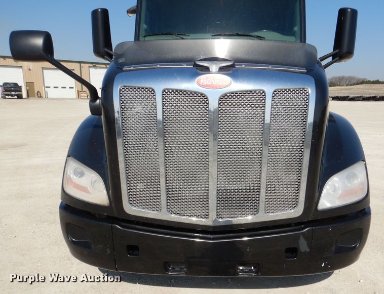 image for item DL2763 2015 Peterbilt 579  semi truck