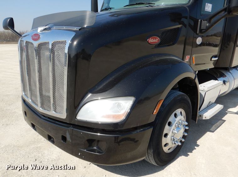 image for item DL2763 2015 Peterbilt 579  semi truck