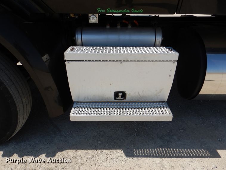 image for item DL2763 2015 Peterbilt 579  semi truck