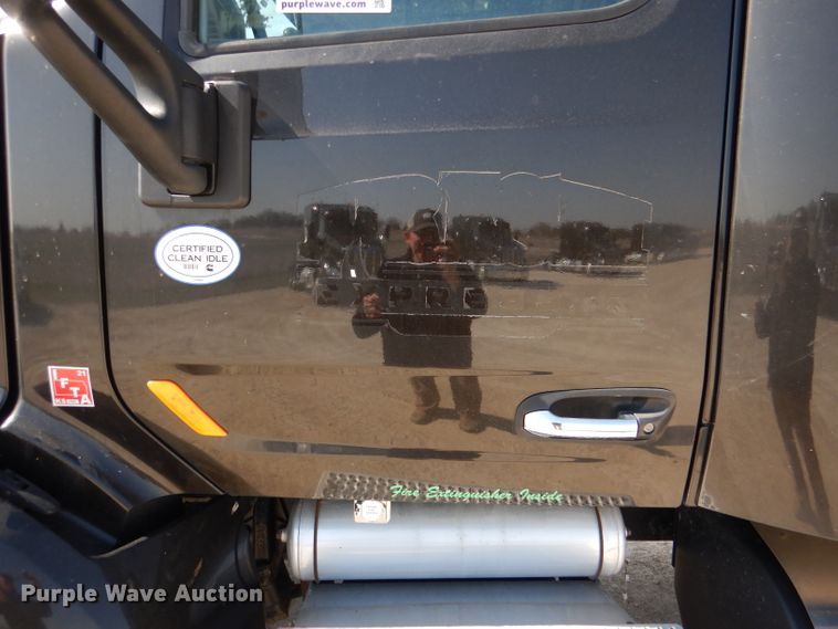 image for item DL2763 2015 Peterbilt 579  semi truck