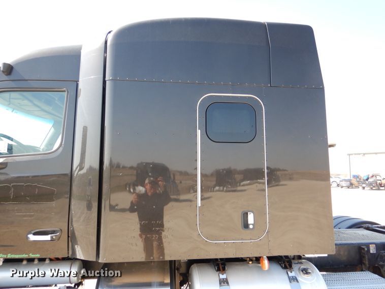 image for item DL2763 2015 Peterbilt 579  semi truck