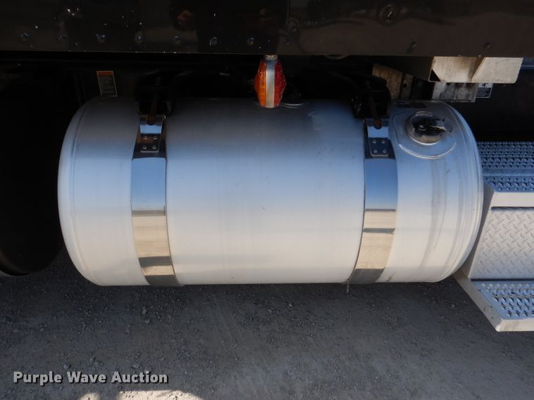 image for item DL2763 2015 Peterbilt 579  semi truck