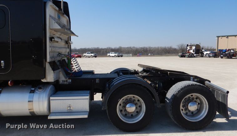 image for item DL2763 2015 Peterbilt 579  semi truck