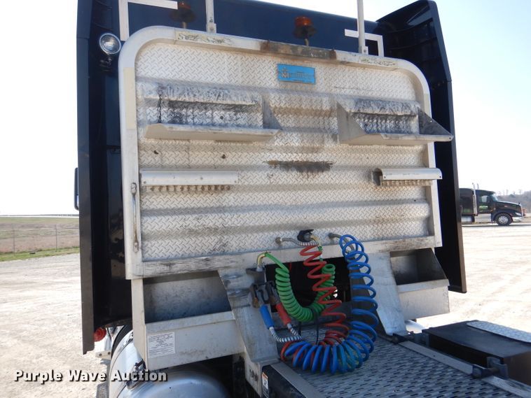 image for item DL2763 2015 Peterbilt 579  semi truck