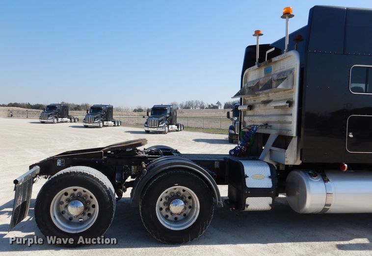 image for item DL2763 2015 Peterbilt 579  semi truck