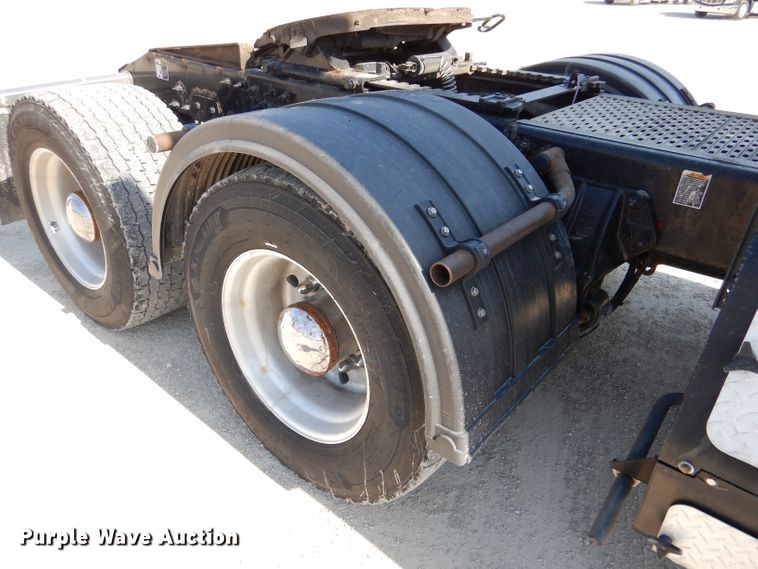 image for item DL2763 2015 Peterbilt 579  semi truck