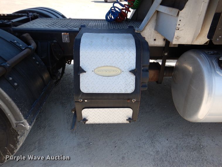 image for item DL2763 2015 Peterbilt 579  semi truck