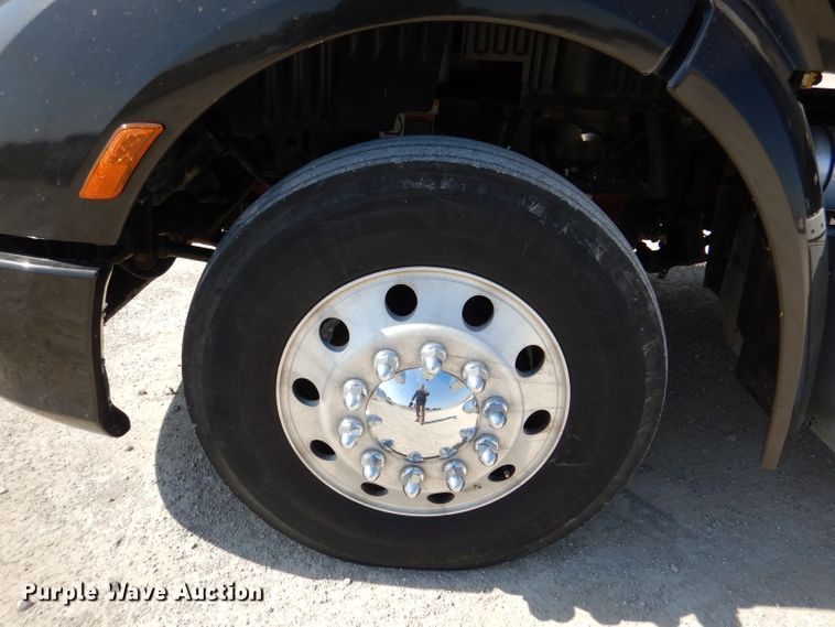 image for item DL2763 2015 Peterbilt 579  semi truck