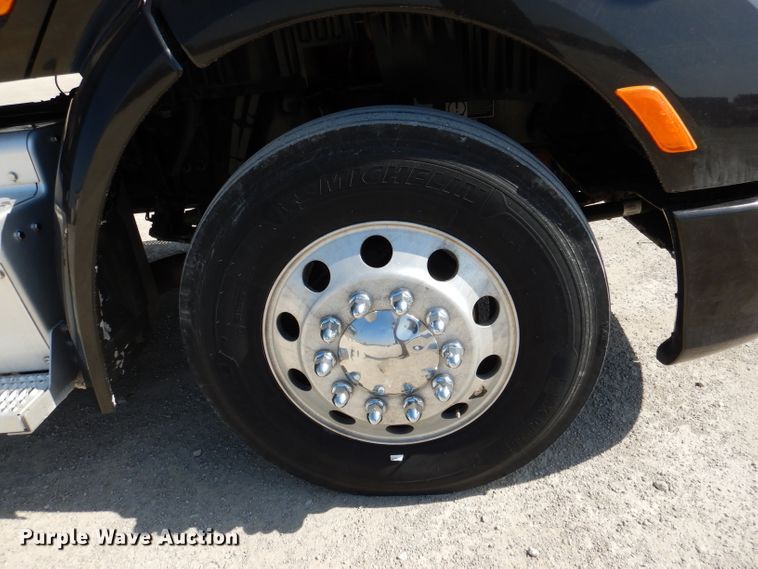 image for item DL2763 2015 Peterbilt 579  semi truck