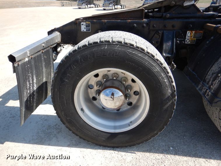 image for item DL2763 2015 Peterbilt 579  semi truck