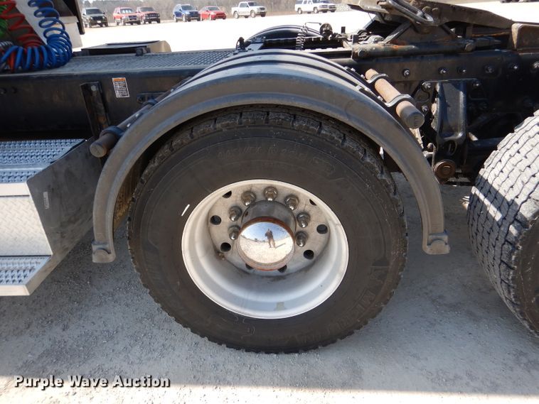 image for item DL2763 2015 Peterbilt 579  semi truck