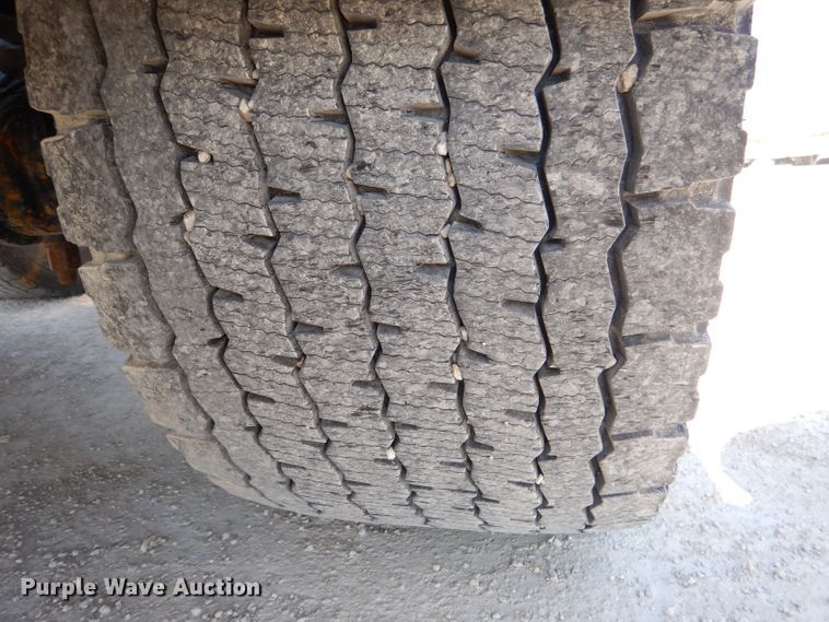 image for item DL2763 2015 Peterbilt 579  semi truck