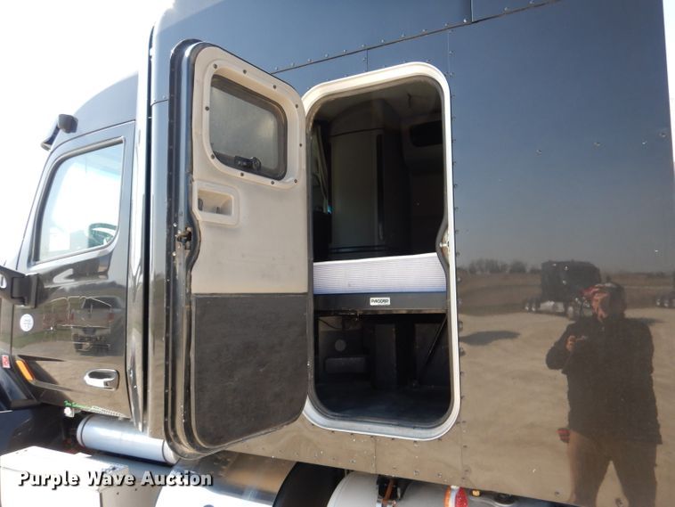 image for item DL2763 2015 Peterbilt 579  semi truck