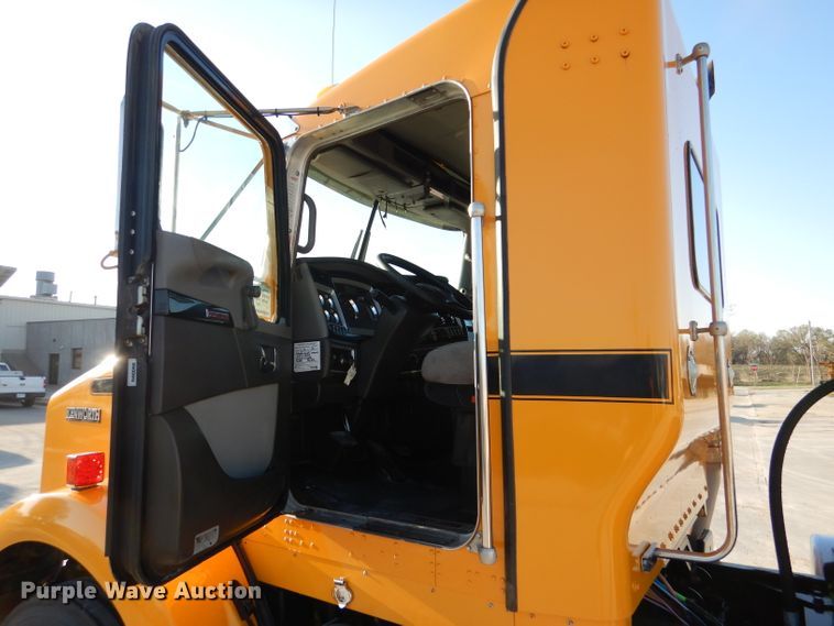 image for item DL4939 2012 Kenworth T800  semi truck