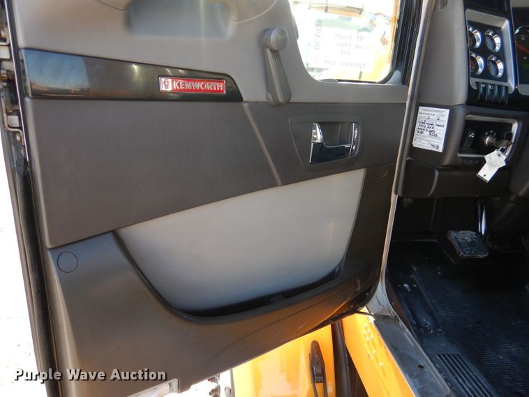 image for item DL4939 2012 Kenworth T800  semi truck