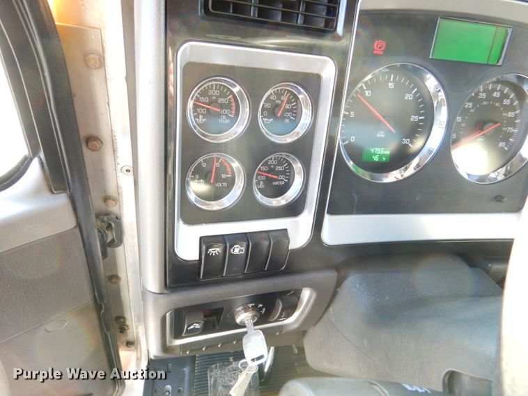 image for item DL4939 2012 Kenworth T800  semi truck